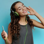 1637694804430-1-2-bm-Escuchar-musica-150x150 Hábitos que promueven la Felicidad